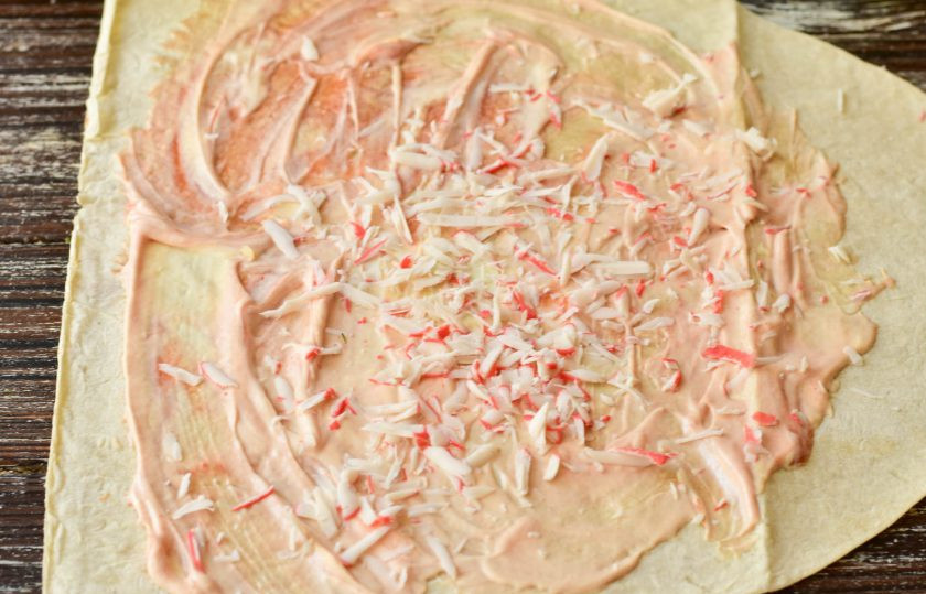 1. Этап. Шаурма с ветчиной: Натрите сверху крабовую палочку.