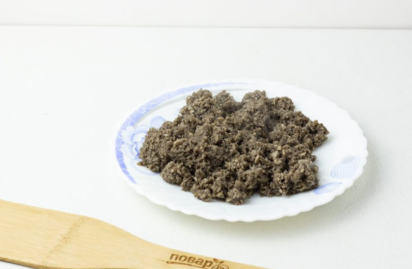 1. Этап. Говядина Веллингтон Гордона Рамзи: Грибы нарезаем кусочками, приправляем солью и перцем, затем пробиваем блендером. Грибной паштет выкладываем на сухую сковороду без масла и жарим грибы до тех пор, пока не выпарится вся жидкость. Примерно 7-10 минут.