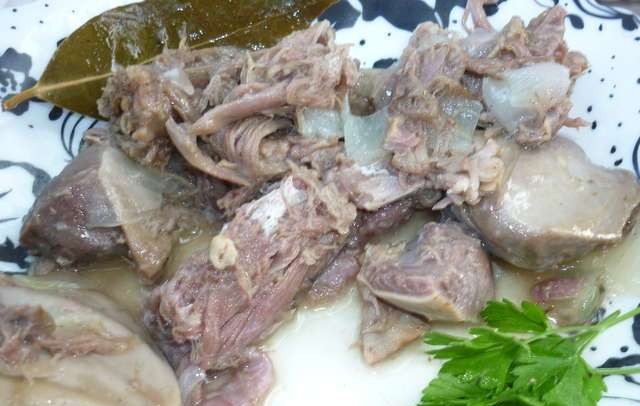 1. Этап. Утиные желудки: Как лук станет прозрачным, поперчите блюдо. Перемешайте, снимите с огня и подавайте с любимым гарниром. Приятного аппетита!