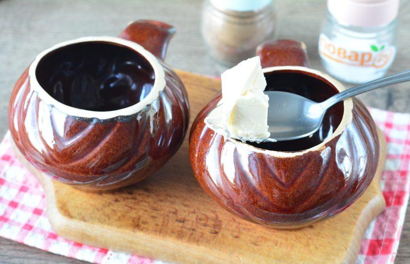 1. Этап. Томленая говядина в духовке при низкой температуре: На дно глиняных горшочков выложите по щедрому кусочку сливочного масла.