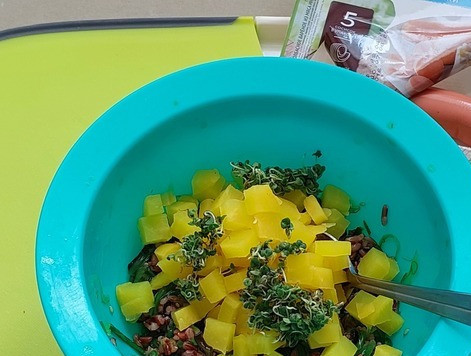 1. Этап. Салат Светофор с жареными сосисками: Смешиваем салат. Сначала нужно смешать рис и чуку: так удобнее. Рис отмеряем ложками с горкой. Потом добавить редьку и микрозелень. Маринад, скопившийся при нарезке, так же добавить в салат.