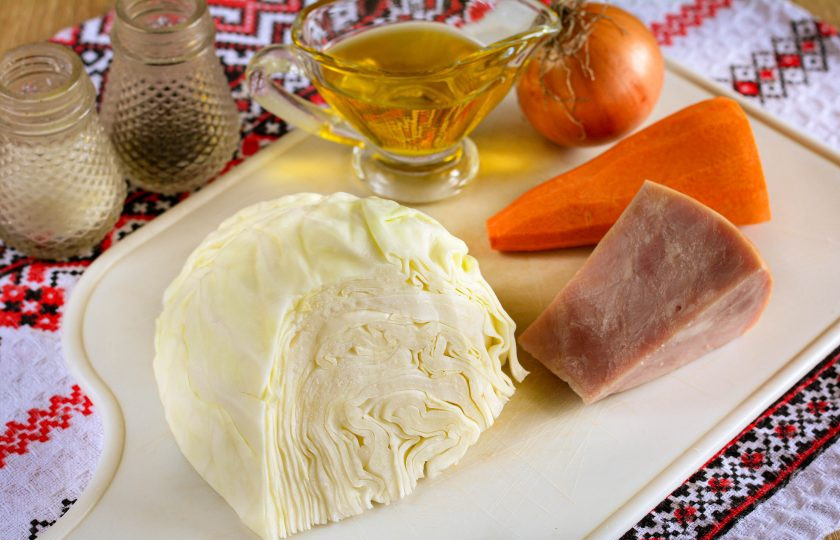 1. Этап. Тушеная капуста с ветчиной: Подготовьте ингредиенты.