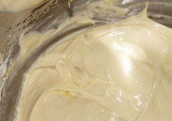 1. Этап. Шарлотка с грушей: Добавить муку, соду, ванильный сахар, корицу и приготовить тесто консистенции густой сметаны.