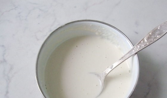 1. Этап. Скумбрия в тесте: 4. В миске смешиваем сметану, соду и в последнюю очередь бросаем муку. Тщательно перемешиваем вилкой или венчиком, чтобы не было комочков.