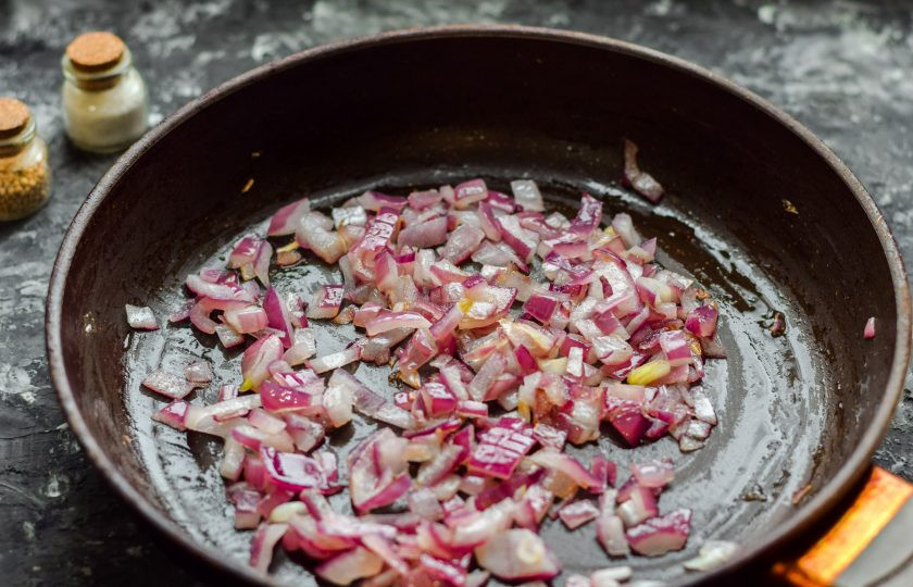 1. Этап. Соус для плова: В сковороде прогрейте растительное масло, выложите лук, жарьте 3-4 минуты до готовности.