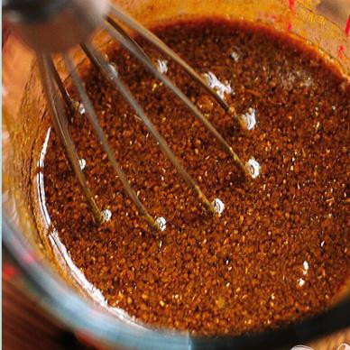 1. Этап. Курица в ореховом соусе: Всё хорошо перемешайте. Оставьте 5 ст.л. для соуса, остальное будет использовано для курицы.