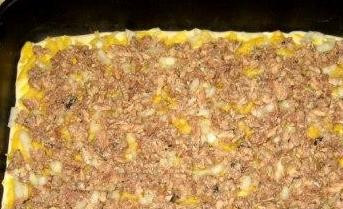 1. Этап. Заливной пирог с сайрой: На лук выложите сайру.