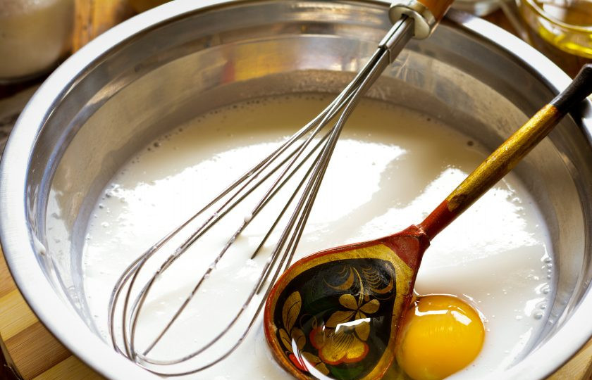 1. Этап. Оладьи на кефире как пух: Вбейте куриное яйцо и снова взболтайте тесто венчиком до однородности.