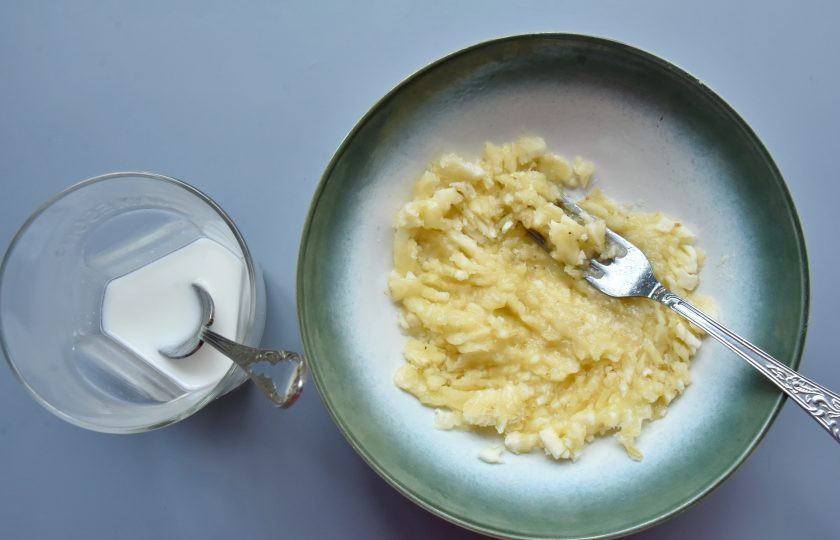 1. Этап. Рисовый пудинг с бананами: Кукурузный крахмал разведите небольшим количеством холодной воды и размешайте. Банан разомните вилкой. Оставьте часть на украшение блюда. Бананы можно разрезать вдоль или нарезать шайбочками.