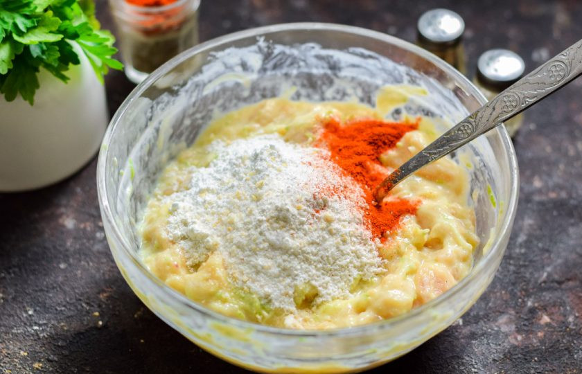 1. Этап. Маффины из курицы и кабачков: Перемешайте ингредиенты, добавьте муку, паприку, чеснок, соль, перец, разрыхлитель.