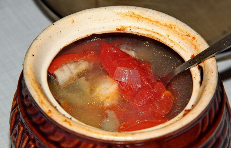 1. Этап. Уха в горшочках: Затем выключаем духовку и оставляем в ней горшочки еще на пол часика. Теперь можно приступать к дегустации. Кушать из горшочка намного вкуснее, поверьте мне, но если кому-то неудобно, можно разложить по тарелочкам.