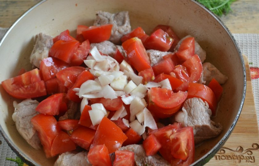 1. Этап. Гуляш из свинины с подливкой: 4. Выложите мясо в разогретую сковороду, жарьте на небольшом огне, пока оно не пустит сок. Затем накройте крышкой и потушите 10-15 минут. Добавьте в сковородку помидоры с чесноком, тушите уже без крышки еще 5-7 минут. Добавьте томатный сок или кетчуп. Я люблю, чтобы подливка была кисловатой, а в молодых помидорах кислоты еще немного, в таком случае прекрасно выручает именно томатный сок.