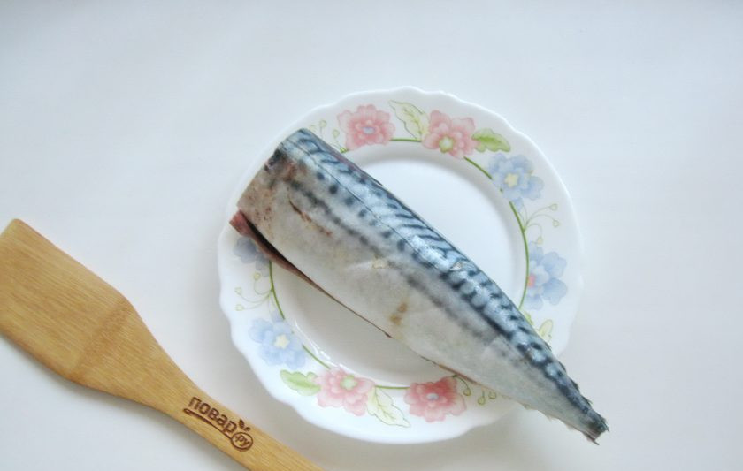 1. Этап. Скумбрия в молоке: Скумбрию выпотрошите, отрежьте голову и плавники. Удалите черную пленку в брюшке, и хорошо помойте рыбу снаружи и внутри.