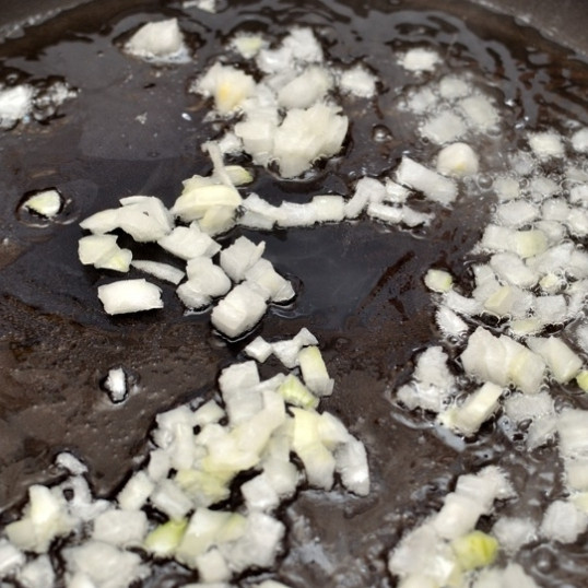 1. Этап. Тыквенный соус к макаронам: Обжариваем в оливковом масле 1-2 минуты.