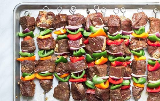 1. Этап. Быстрый рецепт шашлыка: 4. Достаньте мясо из холодильника и оставьте на 15 минут. Очистите перцы и нарежьте их небольшими кубиками, очистите и нарежьте крупно луковицу. Распределите мясо и овощи между шампурами.