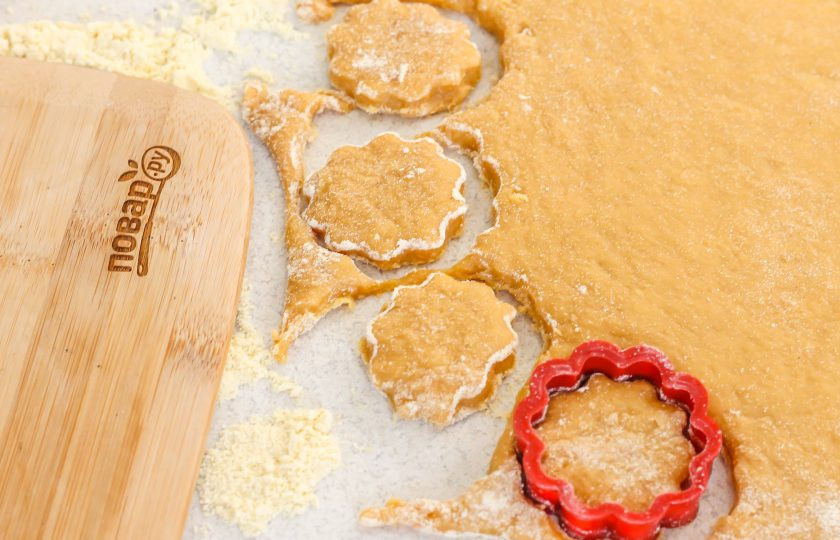 1. Этап. Пряники на жжёном сахаре: Затем раскатайте тесто на рабочей поверхности и вырежьте в нем вырубкой фигурки. Разогрейте духовку до 200 градусов.