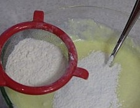 1. Этап. Печеные пирожки с яблоками: Добавить взбитые яйца, размягченное сливочное масло и просеянную муку, замесить мягкое тесто. Убрать для подъема на 2 часа.