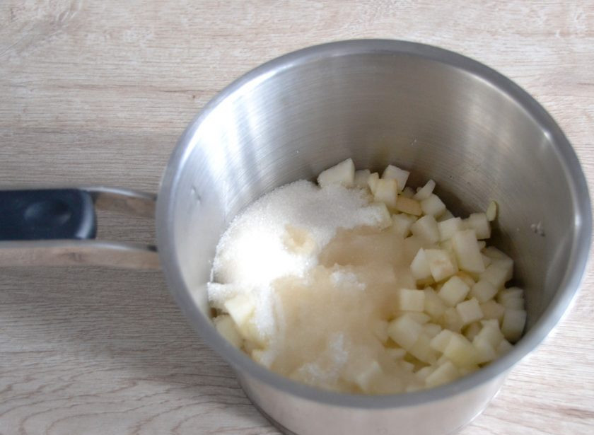 1. Этап. Торт Груши в карамели: В сотейник всыпьте 100 грамм сахара, добавьте 250 грамм подготовленных груш, влейте 1 ст. ложку воды. Проварите груши до мягкости.