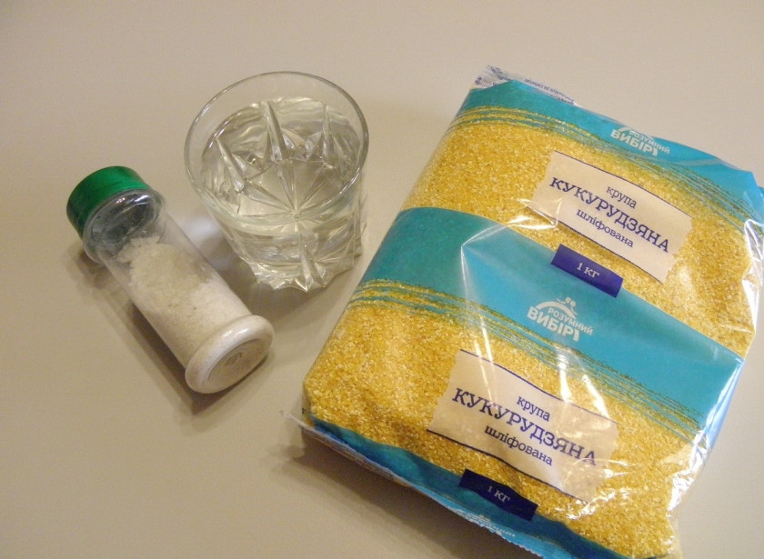 1. Этап. Каша кукурузная на воде: Подготовьте крупу, воду и соль.