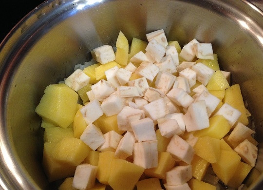 1. Этап. Пряный картофельный суп: 2. Очистим картофель и сельдерей. Картофель нарежем чуть крупнее сельдерея. Добавляем в кастрюлю к луку и чесноку.