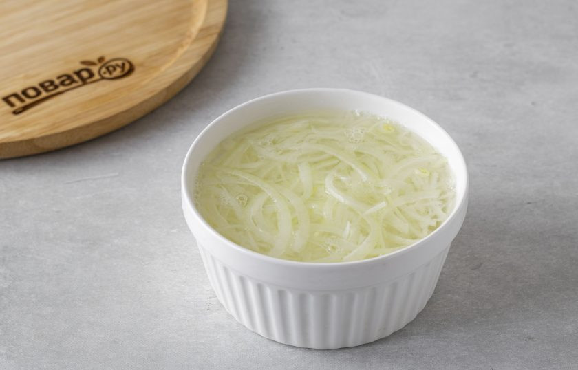 1. Этап. Постный салат с капустой: Репчатый лук нарежьте полукольцами. Залейте кипятком и оставьте на 2-3 минуты.