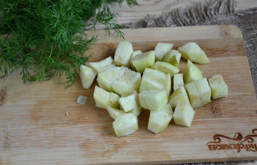 1. Этап. Салат из шпрот: Яблоко также порежьте кусочками среднего размера.