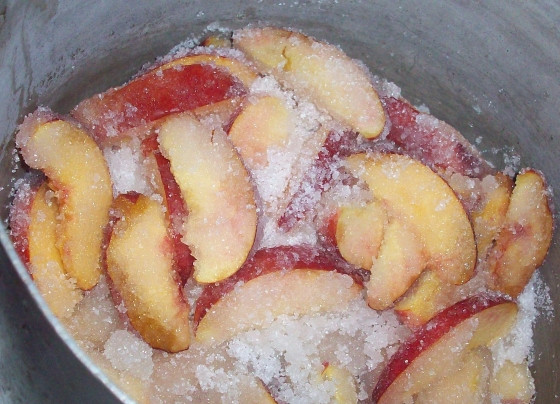 1. Этап. Десерт из нектаринов: Дольки нектаринов пересыпаем сахарным песком и даем постоять часа 2-3, пока они не дадут достаточно сока.