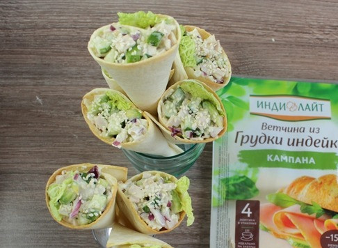 1. Этап. Праздничная закуска в тортилье: Наполните кулечек подготовленной начинкой, сверху посыпьте кунжутом. По желанию добавьте зелень.