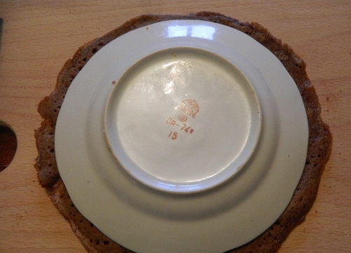 1. Этап. Быстрый торт на сковороде с заварным кремом: Готовые горячие коржи выкладываем на доску и обрезаем по контуру тарелки.