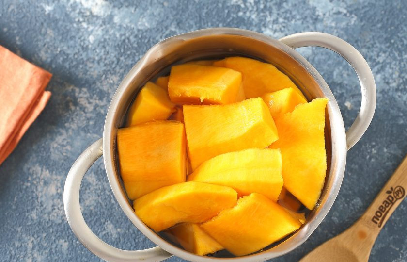 1. Этап. Пюре из тыквы без сахара на зиму: Переложите тыкву в кастрюлю, залейте водой и варите до мягкости. В среднем уходит около 20 минут.