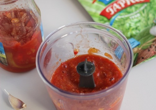 1. Этап. Соус из лечо: В чашу блендера выложить лечо, добавить чеснок, пробить, перемешать и вуаля.