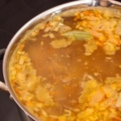 1. Этап. Постная солянка: Перекладываем тушеные овощи в кастрюлю, варим 7-10 минут. Добавляем еще немного соли, зелень и специи по вкусу и даем солянке настояться в течение 10-15 минут.