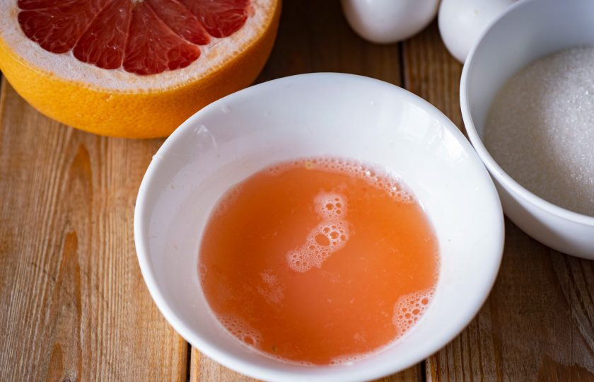 1. Этап. Грейпфрутовый курд: Если готового сока грейпфрута у вас нет, то выдавите из свежего фрукта необходимое количество.