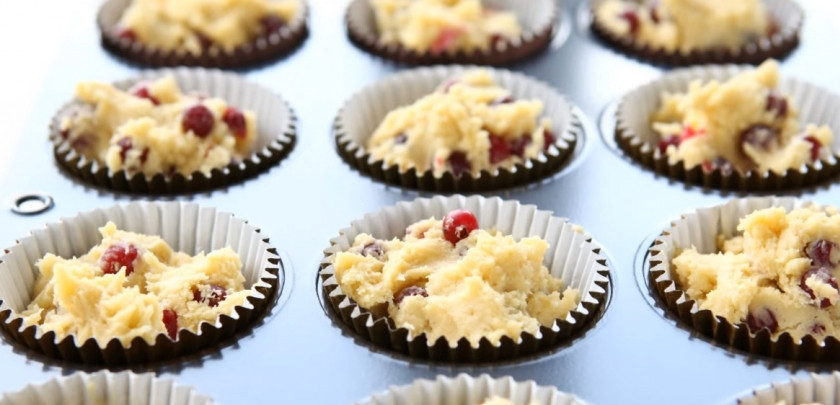 1. Этап. Клюквенные кексы: 5. Выложите тесто в формы для кексов. Выпекайте в разогретой до 180 градусов духовке 15-20 минут.