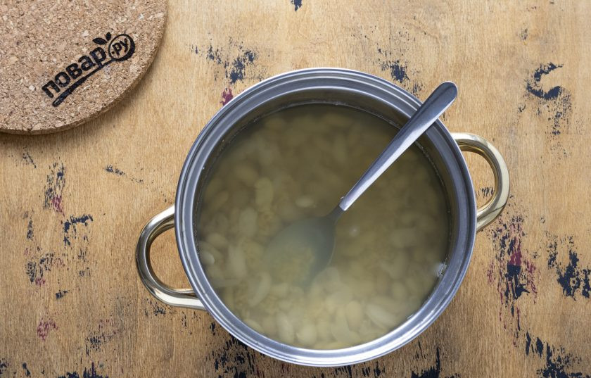 1. Этап. Грузинский суп из фасоли с овощами: Достаньте из кастрюли горсть вареной фасоли и разомните ступкой. Добавьте фасоль обратно в кастрюлю. Рис промойте до прозрачности и добавьте к фасоли. Варите суп до готовности риса еще примерно 20 минут.