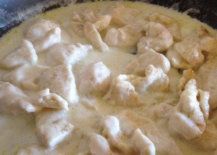 1. Этап. Индейка в сливочном соусе: Тушим индейку 10-15 минут, пока соус не загустеет.