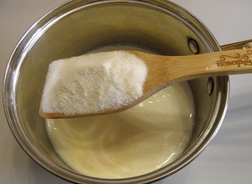 1. Этап. Бланманже, рецепт классический: 2. В теплые сливки добавьте сахар, ванильный сахар и желатин. Перемешайте, оставьте на 10 минут, чтобы желатин разошелся.