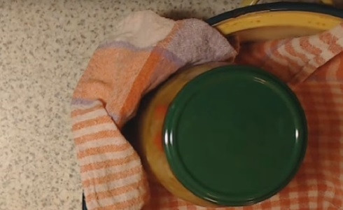 1. Этап. Салат из помидор и огурцов на зиму: Закатываем крышками, переворачиваем горлышком вниз и укутываем до полного остывания. Если вы боитесь закатывать сразу же, можно банки с салатом стерилизовать 10 минут в кастрюле с водой.