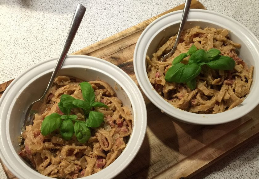 1. Этап. Спагетти с соусом Карбонара: 9. Выложите макароны в тарелку и украсьте зеленью, подавайте сразу после приготовления.