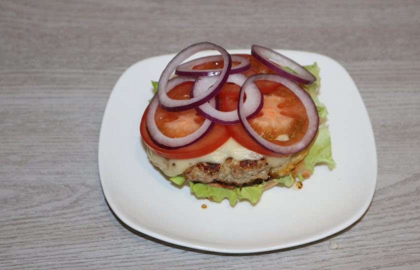 1. Этап. Сочный бургер: Далее кружочки помидор и лука.
