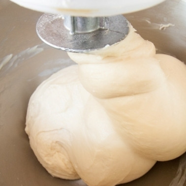 1. Этап. Вишневые бухты: Добавляем муку и замешиваем тесто до тех пор, пока тесто не станет гладким и не перестанет липнуть к рукам.