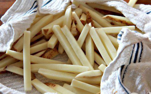 1. Этап. Хрустящий картофель-фри: 2. В большой кастрюле или фритюрнице нагреть масло на среднем огне, пока термометр не зарегистрирует 160 градусов. Убедитесь, что у вас есть по крайней мере 7,5 см масла. Слить воду с картофеля, выложить на чистое кухонное полотенце и тщательно высушить.