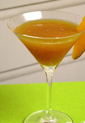 1. Этап. Коктейль с манго: 5. Хорошенько встряхните напиток и вылейте в треугольный бокал для мартини. Великолепный коктейль готов!