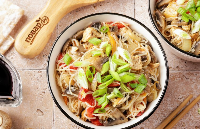 1. Этап. Фунчоза с курицей и шампиньонами: Фунчоза с курицей и шампиньонами готова. Перед подачей блюдо можно украсить зеленью. Приятного аппетита!