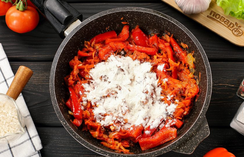 1. Этап. Ленивые голубцы с болгарским перцем: Затем добавьте муку. Перемешайте.