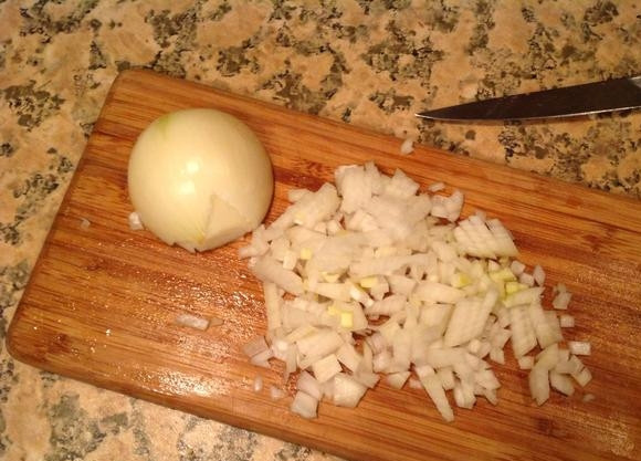 1. Этап. Салат из курицы и грибов: Лук почистите и измельчите.