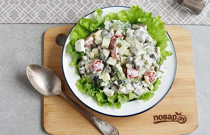 1. Этап. Салат Гурман с языком: Выложите в салатник на листья салата и сразу подавайте к столу.
