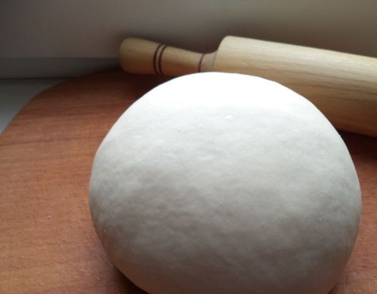 1. Этап. Тесто на пиццу без дрожжей: 7. Когда оно станет эластичным и перестанет браться к рукам — тесто готово!