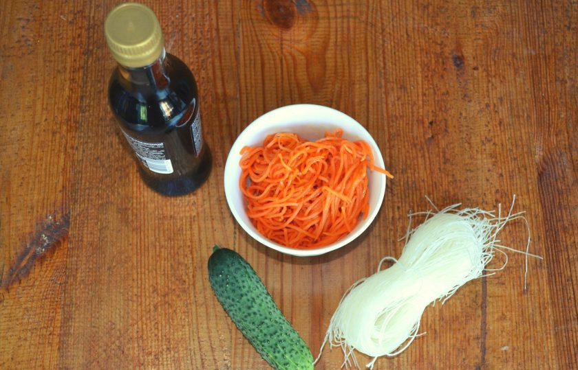 1. Этап. Фунчоза с огурцом и морковью: Подготовьте необходимые ингредиенты.