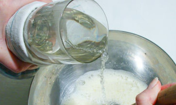 1. Этап. Блины большие: Продолжая взбивать, вливаем в яйца стакан кипятка.